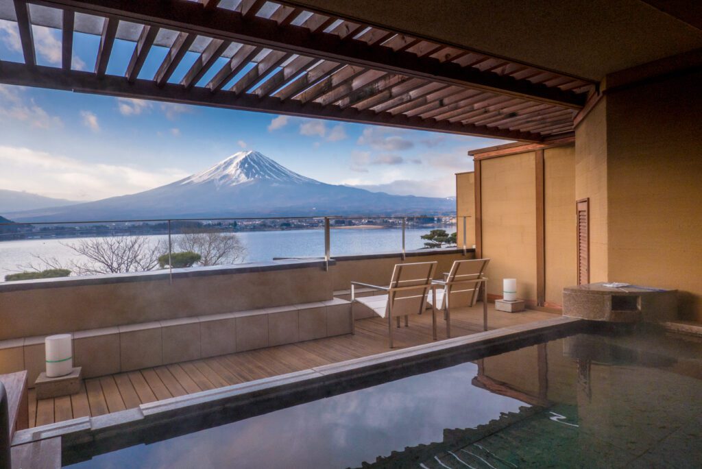 旅館に泊まると、富士山の眺めが素晴らしい。